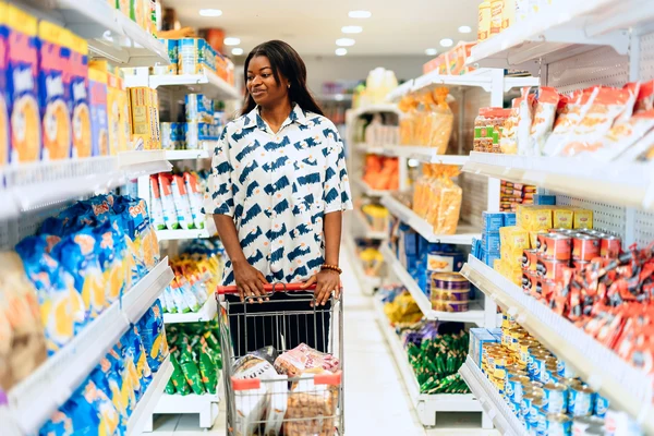 Instacart shopper with cart using Beem Cash Advance
